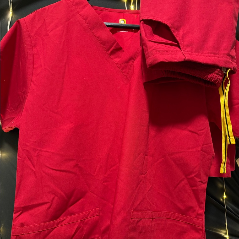 47. Pre Loved in good condition Carhartt Red V-Neck scrub set